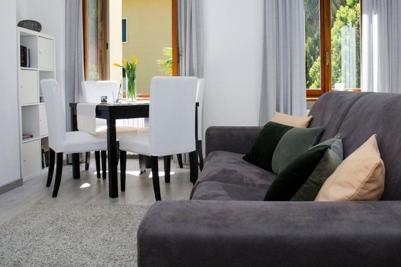 Joivy Cute 1-Bedroom Flat Next To Lake קומו מראה חיצוני תמונה