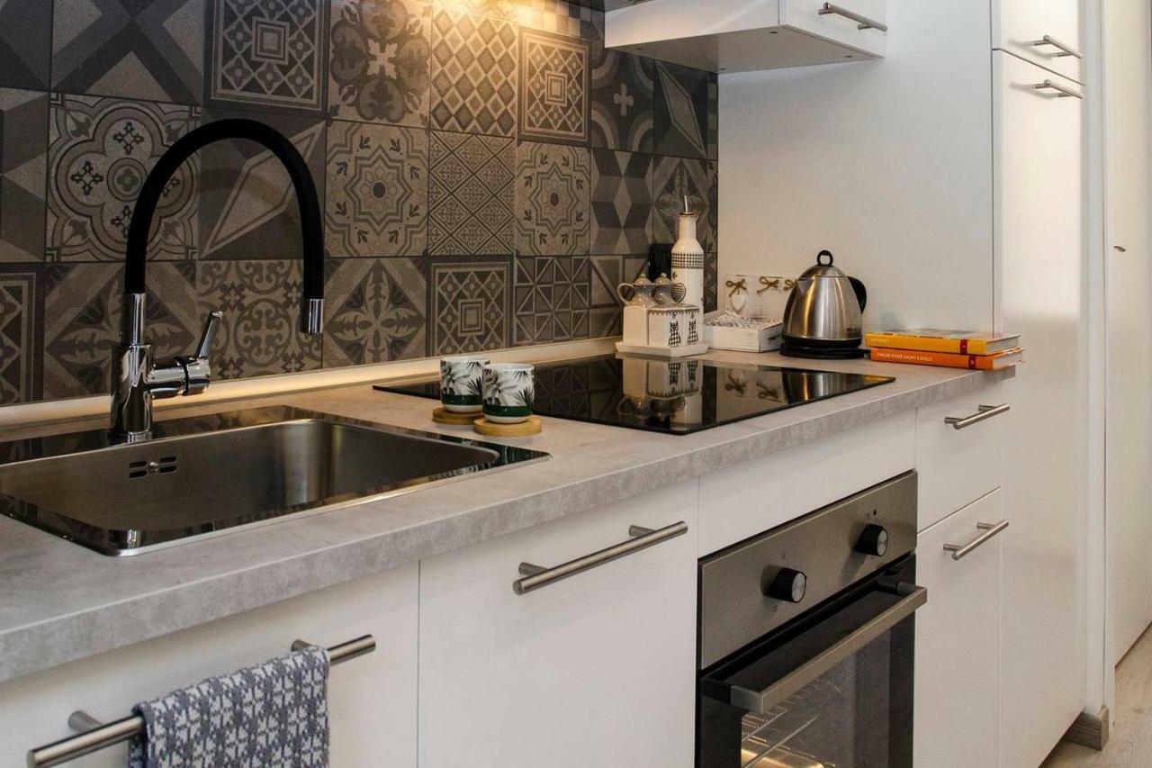 Joivy Cute 1-Bedroom Flat Next To Lake קומו מראה חיצוני תמונה